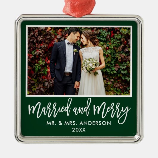 Modern Pinsel Script Grün Verheiratet und froh Ornament Aus Metall (Vorne)