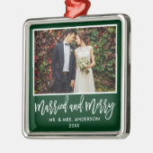 Modern Pinsel Script Grün Verheiratet und froh Ornament Aus Metall (Links)