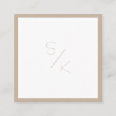 Modern Pur Beige White Monogram Business Card Quadratische Visitenkarte (Vorderseite)
