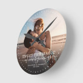 Modern Quote Love Wedding Photo Newlywed Runde Wanduhr (Winkel)