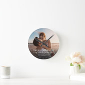 Modern Quote Love Wedding Photo Newlywed Runde Wanduhr (Zuhause)