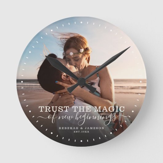 Modern Quote Love Wedding Photo Newlywed Runde Wanduhr (Vorderseite)