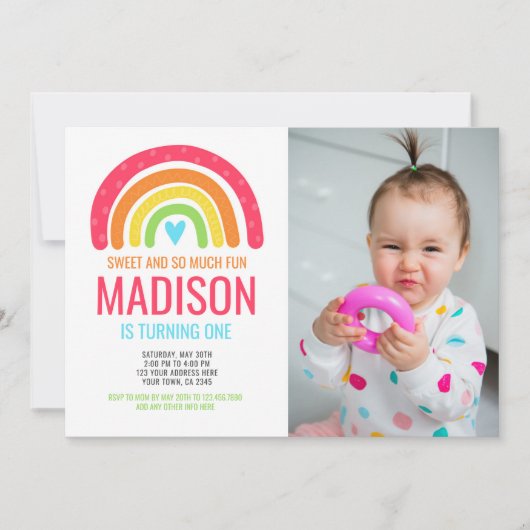 Modern Rainbow First Birthday Einladung (Vorderseite)