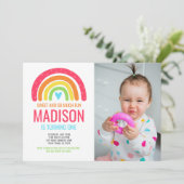 Modern Rainbow First Birthday Einladung (Stehend Vorderseite)