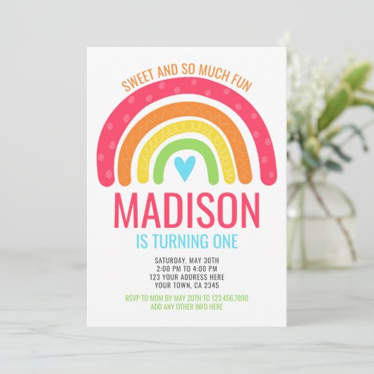 Modern Rainbow First Birthday Einladung (Stehend Vorderseite)
