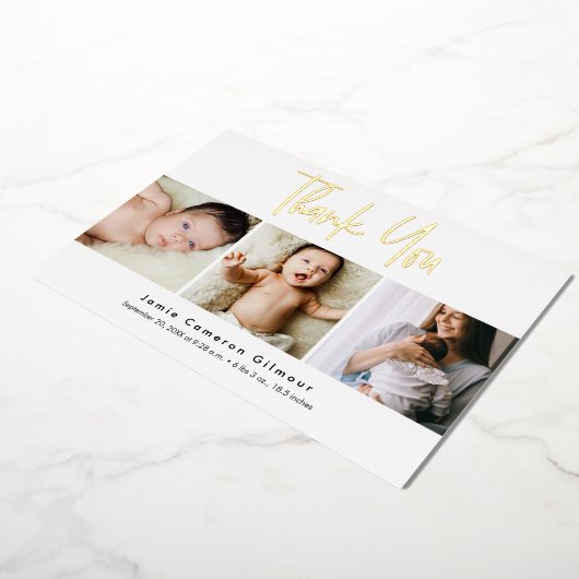 Modern Real Gold Foil Script Custom 3 Foto Baby Folieneinladung (Gedreht)