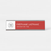 Modern Red and White - Add Logo, Name, Title Schreibtischnamensplakette (Vorderseite )