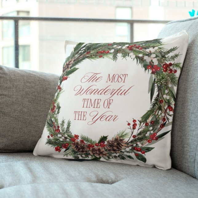Modern Red Berry Botanischer Kranz Weihnachten Kissen (Get into the holiday spirit with this festive Christmas pillow!)