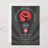 Modern Red Black Ninja Warrior Girl Birthday Party Einladung (Vorderseite)