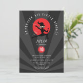 Modern Red Black Ninja Warrior Girl Birthday Party Einladung (Stehend Vorderseite)