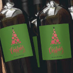 Modern Red Christmas Tree on Green Weinetikett<br><div class="desc">Moderner Rotbaum,  Sterne,  Frohe Weihnachten und Ihre Namen in schicken Schriften auf grünem Hintergrund,  personalisieren Sie diese Weinflaschen Etiketten für Ihre Feier oder als Geschenke oder Gastgeschenke für Geschäftsgeschenke,  Firmengeschenke. Ändern Sie die Hintergrundfarbe auf irgendetwas.</div>