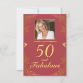 Modern Red Gold 50 Fabulous Birthday QR Code RSVP Karte (Vorderseite)