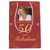 Modern Red Gold 50 Fantastischer Geburtstag Mittlere Geschenktüte (Vorderseite)