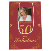 Modern Red Gold 50 Fantastischer Geburtstag Mittlere Geschenktüte (Rückseite)