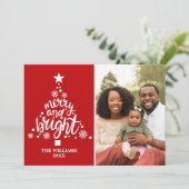 Modern Red Merry & Bright Custom Foto Weihnachten (Stehend Vorderseite)
