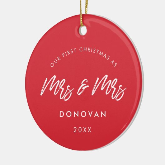 Modern Red Our First Christmas als Mrs. und Mrs. Keramik Ornament (Links)