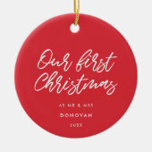 Modern Red Our First Christmas Verheiratet Keramik Ornament (Vorne)