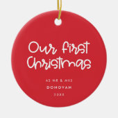 Modern Red Our First Christmas Verheiratet Keramik Ornament (Vorne)