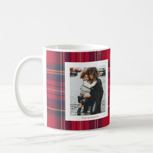 Modern Red Plaid Rustic Monogram Photo Christmas Kaffeetasse (Links)