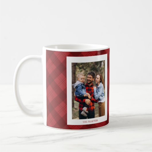 Modern Red Plaid Rustic Monogram Photo Christmas Kaffeetasse (Links)