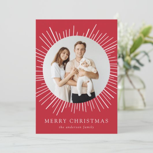 Modern Red Sunburst Frohe Weihnachten 2 Foto (Stehend Vorderseite)