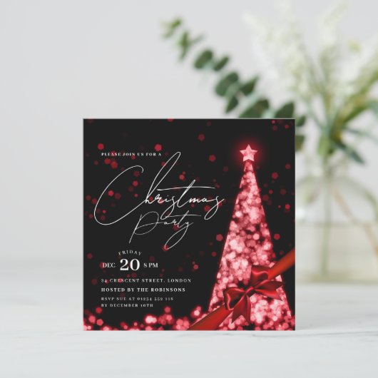 MODERN Red Winter Christmas Tree Bow Party Einladung (Stehend Vorderseite)
