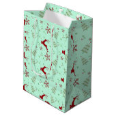 Modern Reindeer & Snowflake Gift Wrap Set Mittlere Geschenktüte (Rückseite Schrägansicht)