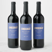 Modern Retro Dark Blue "Cheers!" Custom Wedding Weinetikett (Flaschen)