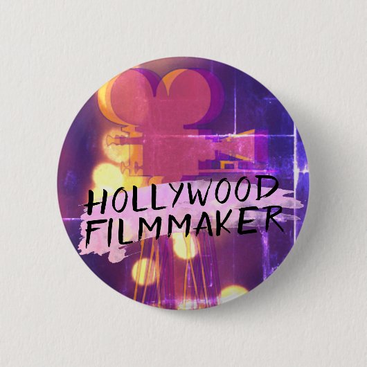 Modern Retro Hollywood Filmmaker in Pink Button (Vorderseite)