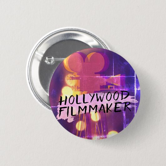 Modern Retro Hollywood Filmmaker in Pink Button (Vorne & Hinten)