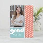 Modern Retro Script Graduate Photo Graduation Einladung (Stehend Vorderseite)