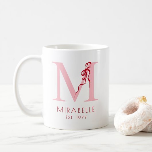 Modern rosa Anfänglich Chic Red Bow Girly Monogram Kaffeetasse (Mit Donut)