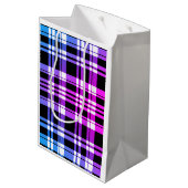 Modern rosa blaues kariertes Muster Mittlere Geschenktüte (Rückseite Schrägansicht)