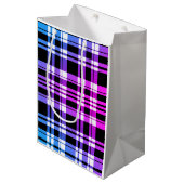 Modern rosa blaues kariertes Muster Mittlere Geschenktüte (Vorderseite Schrägansicht)