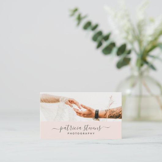 Modern rosa Fotografie Drehbuch Typografie Foto Visitenkarte (Stehend Vorderseite)