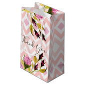 Modern rosa Gemustert Kleine Geschenktüte (Rückseite Schrägansicht)