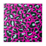 Modern rosa Geparden Leopard Tierdruck Fliese<br><div class="desc">Immer trendy heiß rosa Vollfarbe. Wilde Safari- und Dschungeltierdrucke. Moderne schicke kleine Geparde,  Leopardenleder in weiß und pastellfarbener Minze und Rosa. Kleiner Geparden Leopardendruck.</div>
