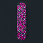 Modern rosa Geparden Leopard Tierdruck Skateboard<br><div class="desc">Immer trendy heiß rosa Vollfarbe. Wilde Safari- und Dschungeltierdrucke. Moderne schicke kleine Geparde,  Leopardenleder in weiß und pastellfarbener Minze und Rosa. Kleiner Geparden Leopardendruck.</div>