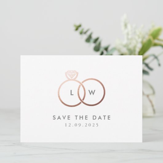 Modern Rose Gold Ring Monogram Einladung (Stehend Vorderseite)