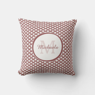 Modern Rosy Brown White Scallops Monogramm und Nam Kissen