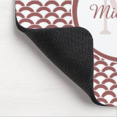Modern Rosy Brown White Scallops Monogramm und Nam Mousepad (Ecke)