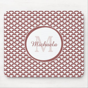 Modern Rosy Brown White Scallops Monogramm und Nam Mousepad