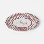 Modern Rosy Brown White Scallops Monogramm und Nam Pappteller (Schrägansicht)
