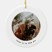 Modern Round Foto Couple First Christmas Keramik Ornament (Hinten)