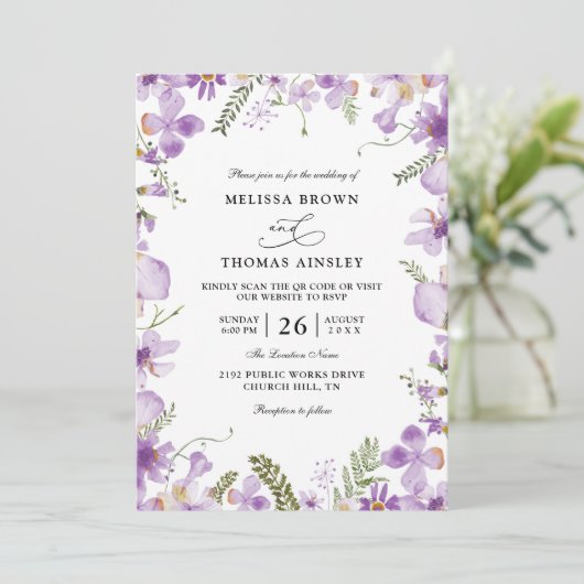 Modern Rustic Purple Flower Budget QR Code Wedding Einladung (Stehend Vorderseite)