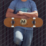 Modern Sable Leather Gold Monogram Skateboard<br><div class="desc">Ein modernes Monogramm-Design mit klassischer Blocktypografie,  das auf einem modischen,  metallisch gebürsteten goldfarbenen Emblem mit dem Namen unten auf einem braunen,  gestressten Lederhintergrund beginnt.</div>