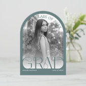 Modern Sage Green Arch Photo Graduation Party Einladung (Stehend Vorderseite)