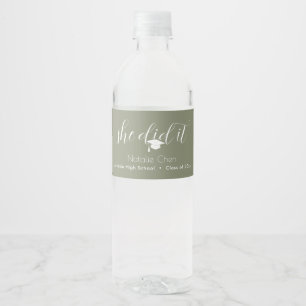 Modern Sage Green Elegante Schriftartes Abschluss Wasserflaschenetikett