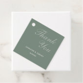 Modern Sage Green Elegante White Script Hochzeit Geschenkanhänger (Beispiel)