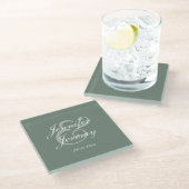 Modern Sage Green Elegante White Script Hochzeit Glasuntersetzer (Schrägansicht)